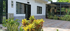 Apartamento Con Parqueadero y Aire AC frente al Terminal